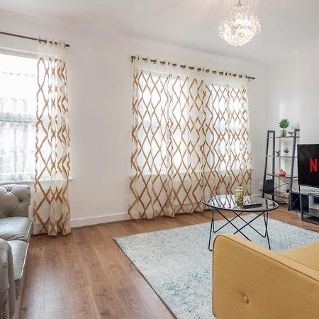 Entire Lovely Family Home With Parking, Wifi, Netflix, Self Check-In Londres Exterior foto